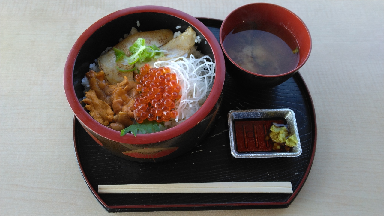 海の近くで食べる海鮮丼