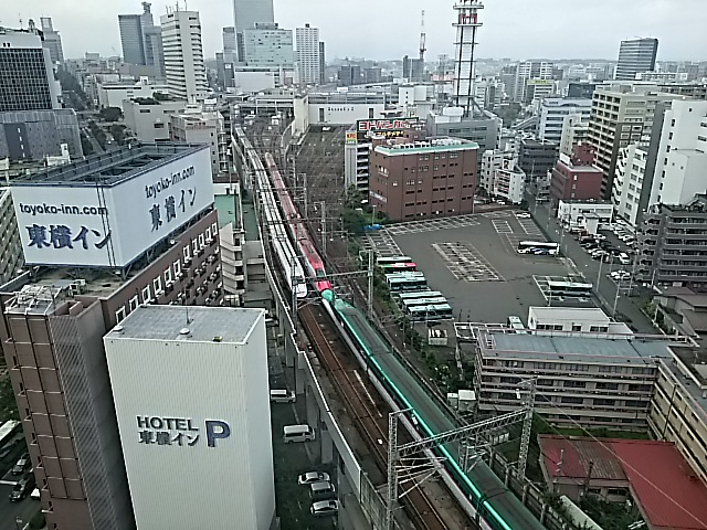 ホテルの窓から新幹線