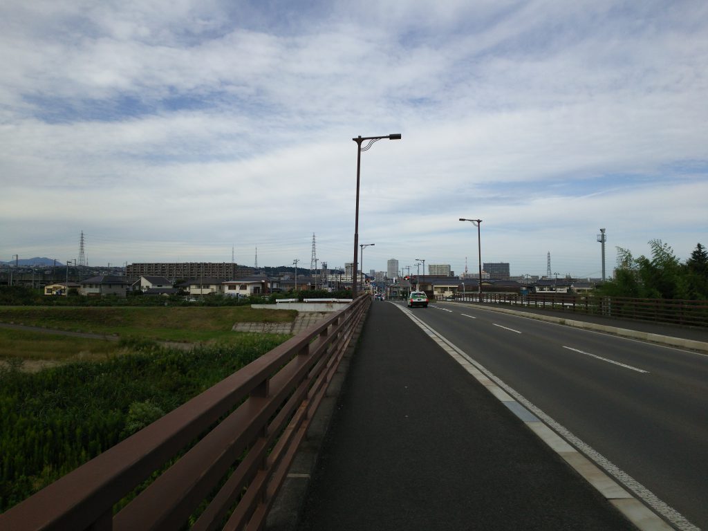 名取川の橋を渡り仙台市へ