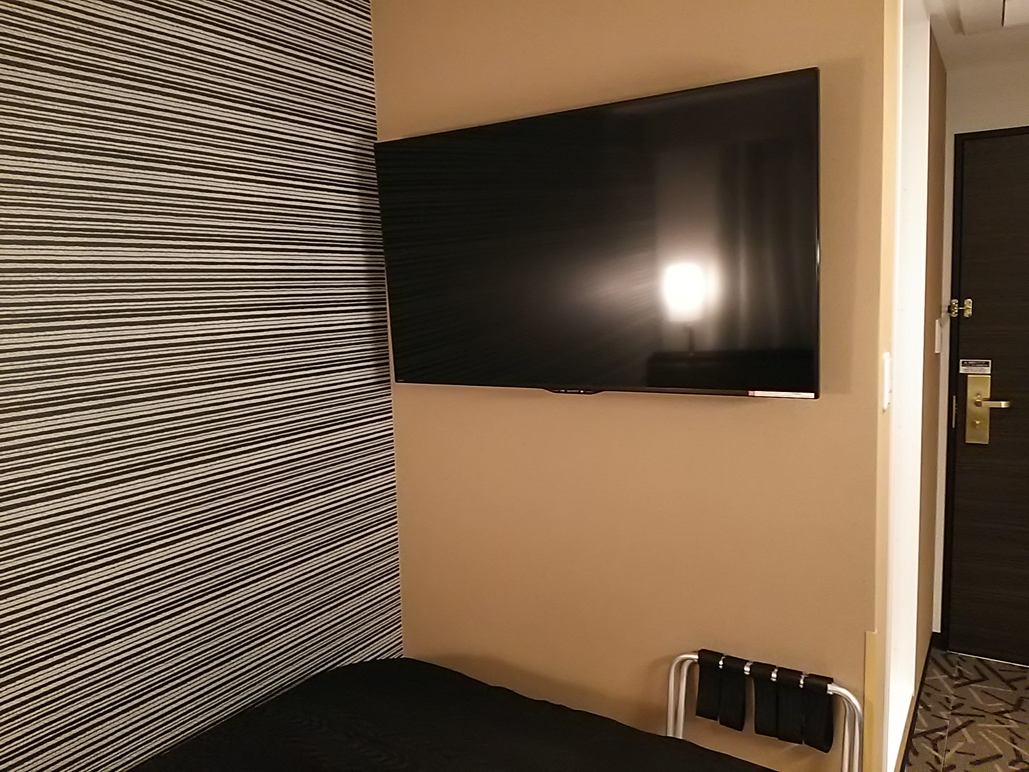 ホテルの大画面液晶テレビ