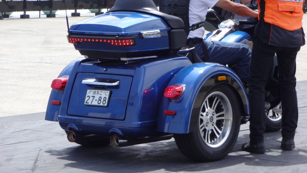 試乗の説明をするスタッフ