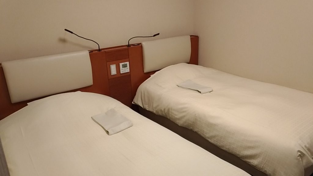 左側に二つのベッド