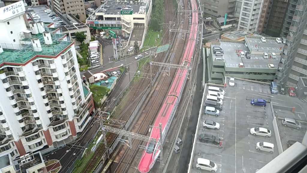 階下に見える新幹線