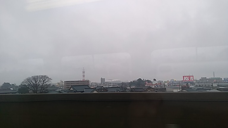 新幹線の窓からビックスワン方向