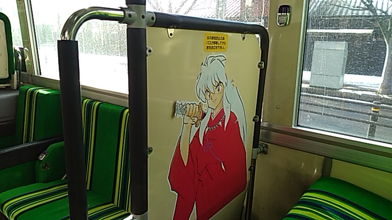 バス車内のアニメ