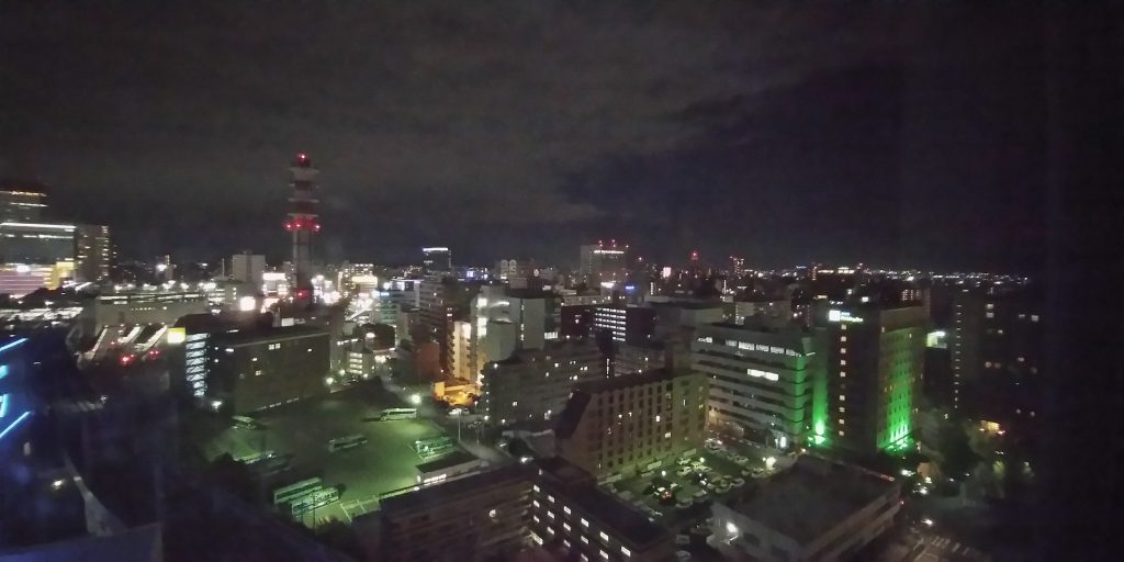 広角レンズで撮影したホテルからの夜景
