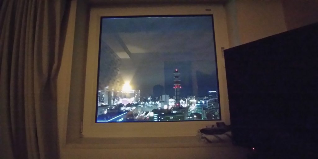 夜景が見えるホテルの窓