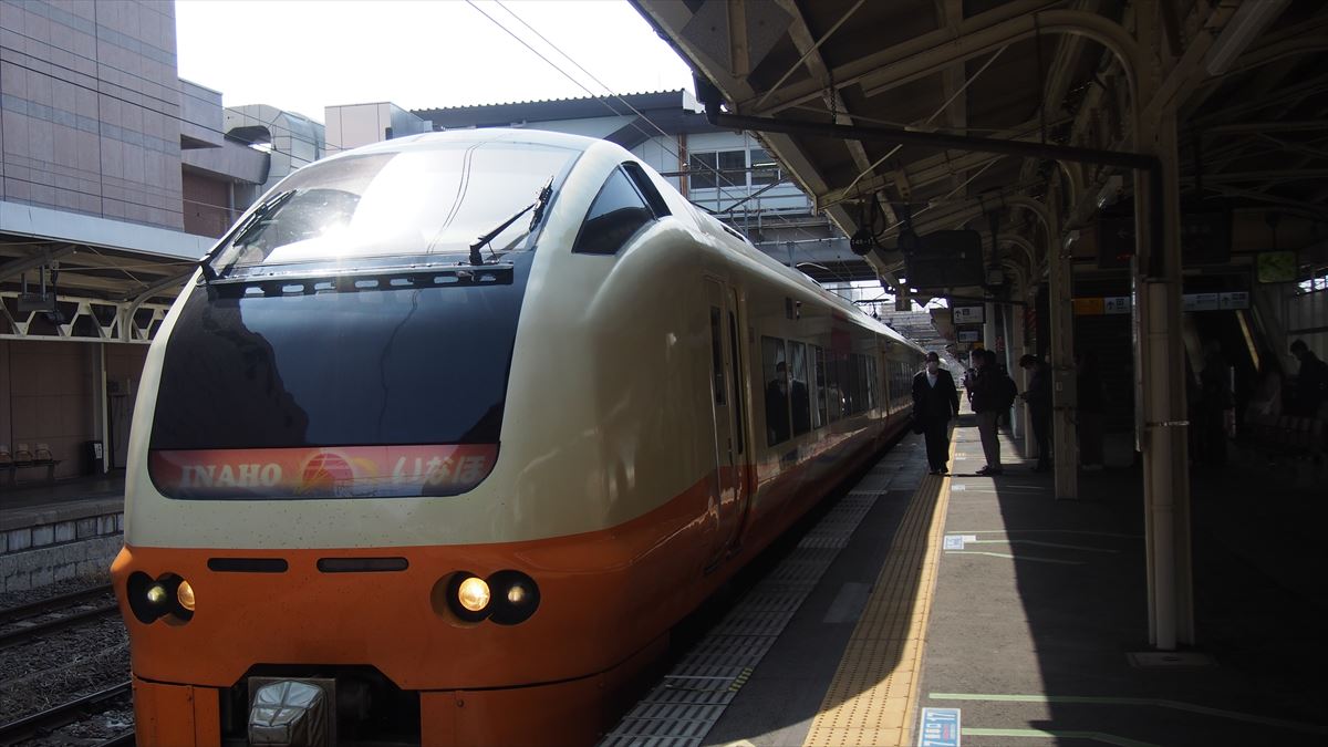 福島駅にホームに入るE653系
