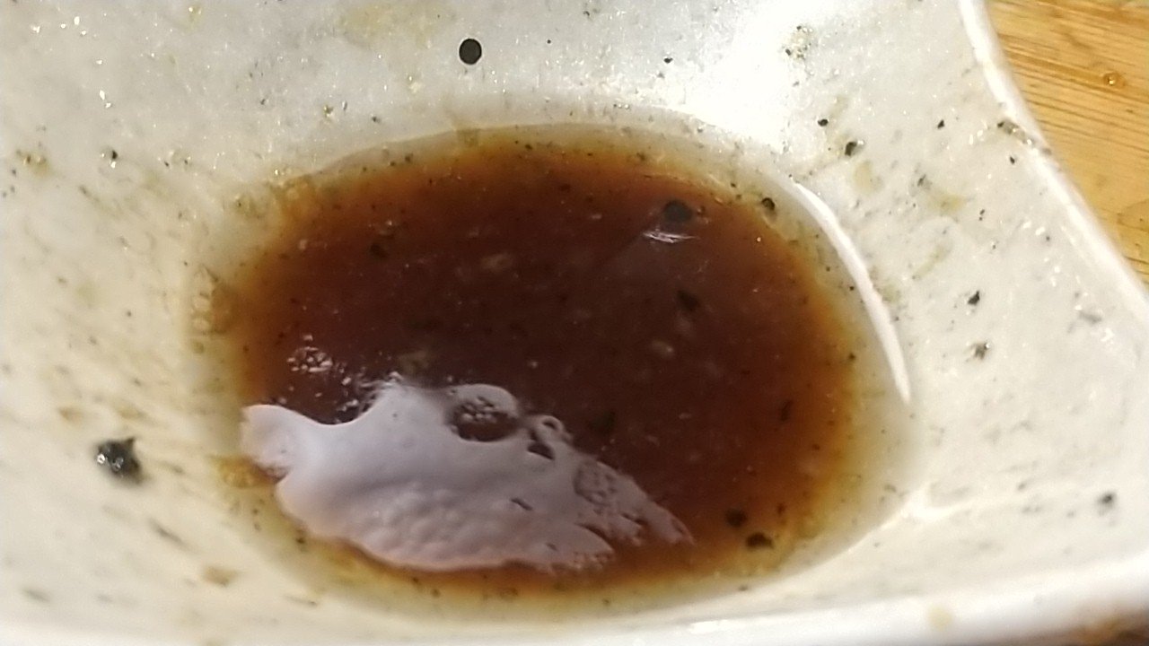タレに油が浮く浮いた小皿