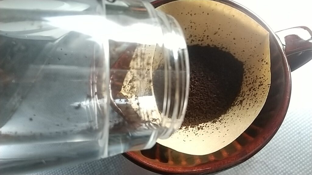 コーヒーフィルターに引いた豆を入れる