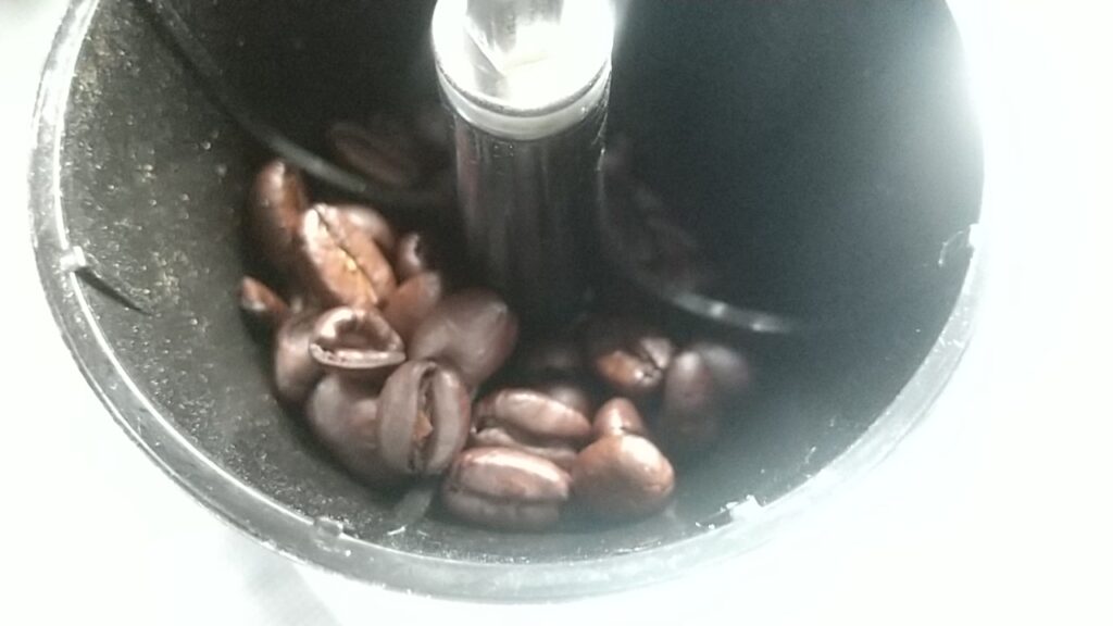 コーヒーミルに豆をセット