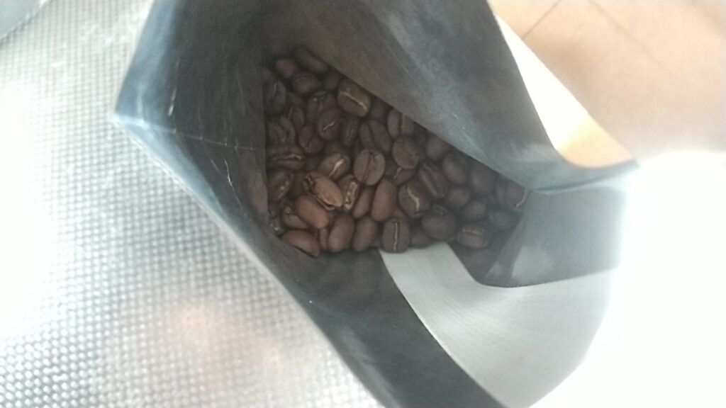 袋の中のコーヒー豆