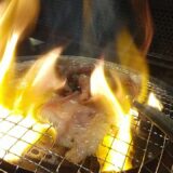 焼いてる肉の脂身に火が移る