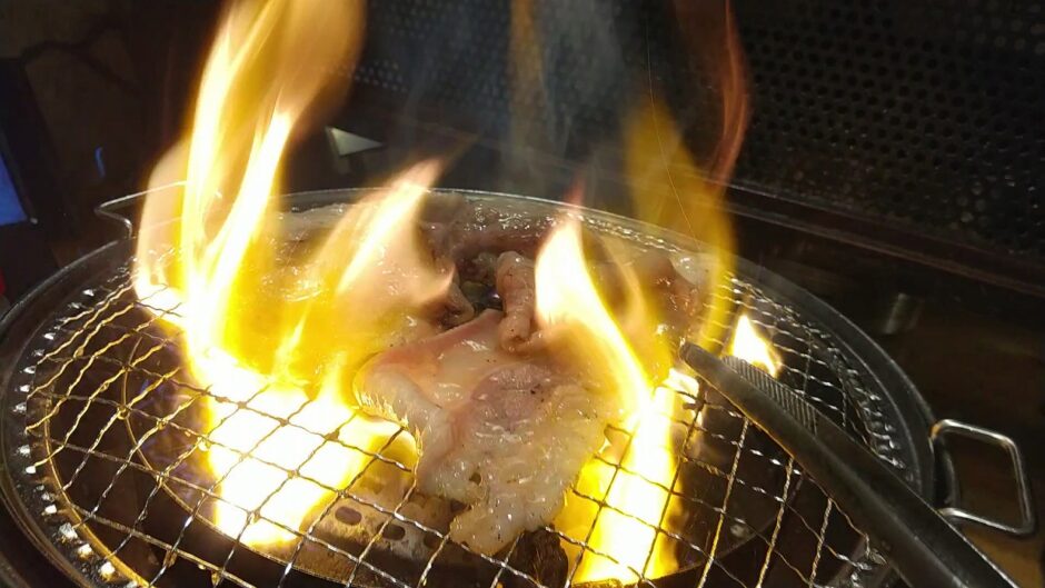焼いてる肉の脂身に火が移る