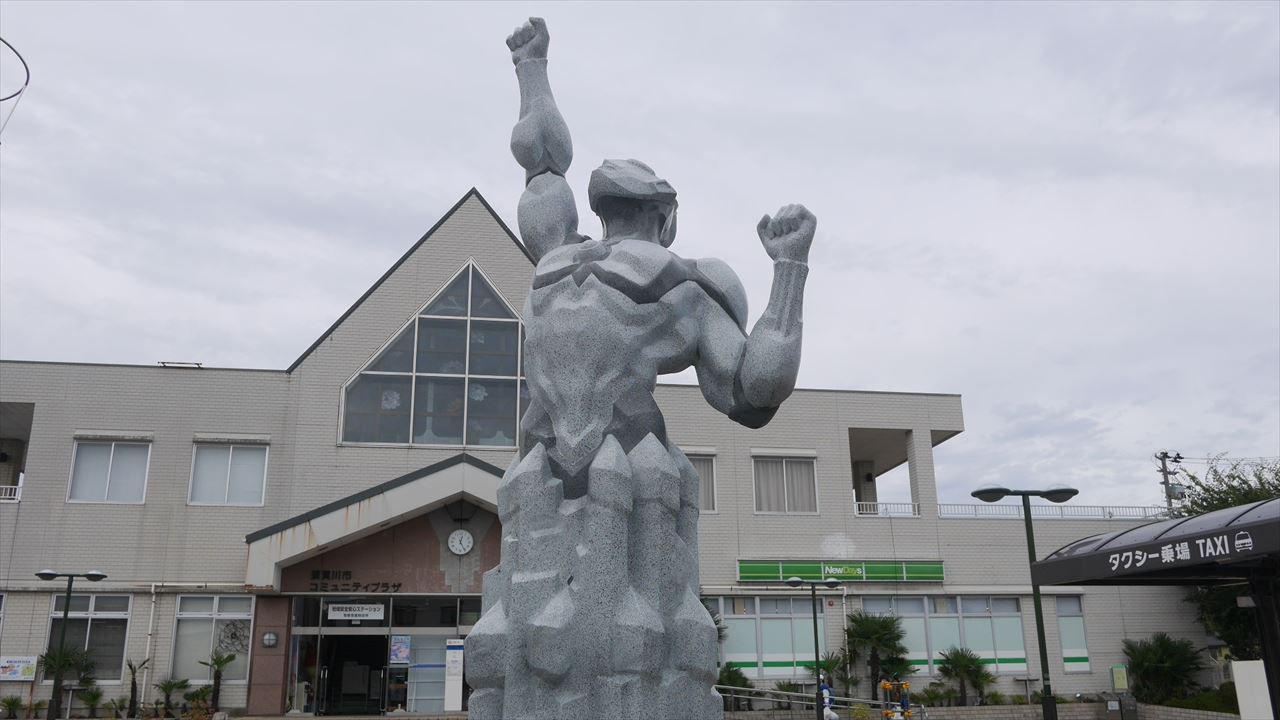 JR須賀川駅前のウルトラマン