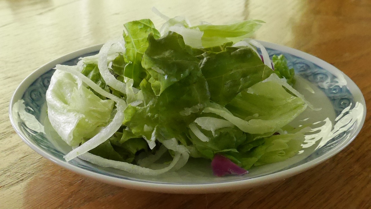 カット野菜を盛り付け