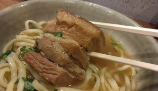 東京新宿で食べるラフテートッピングの沖縄そば【やんばる：ラフティそば】