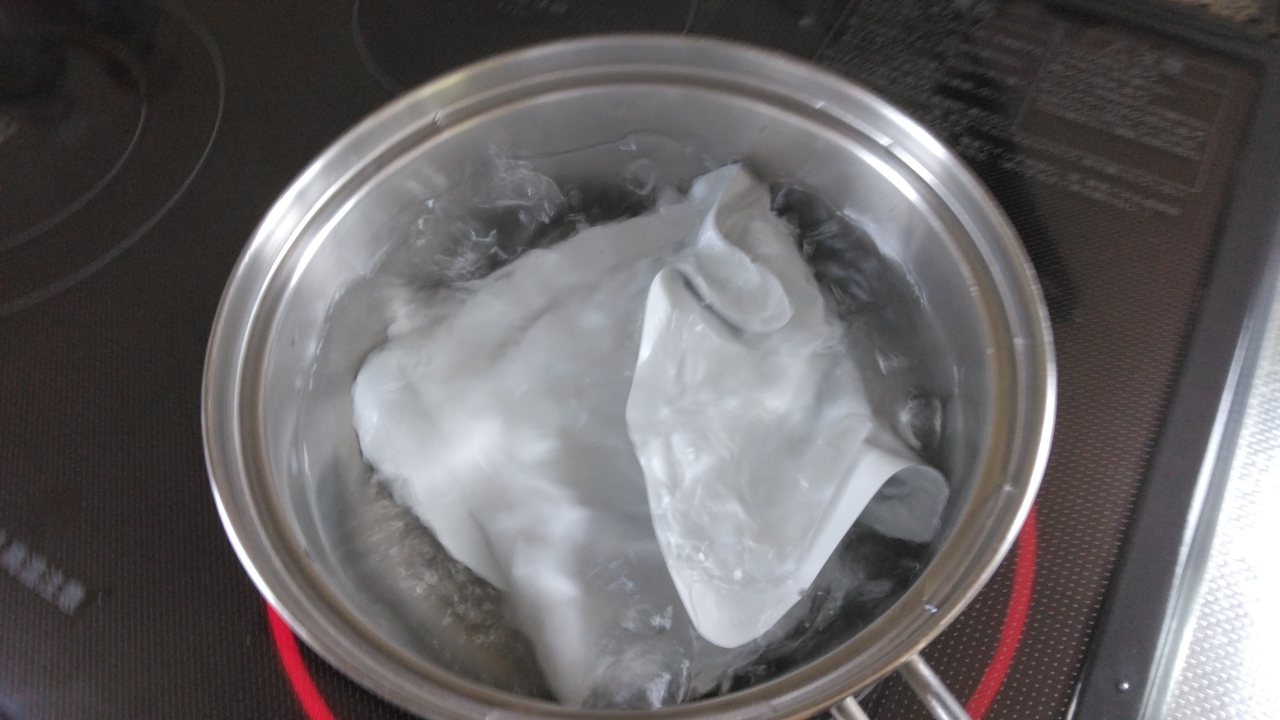折りたたんで鍋に入れたレトルトカレー