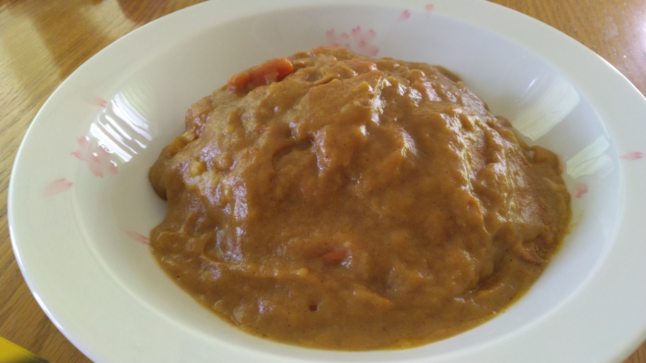 出来上がったレトルトタイプのバスセンターカレー