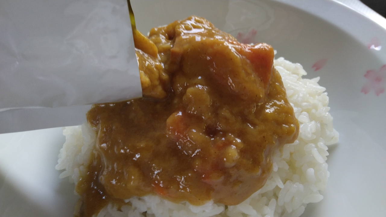 ご飯の上にカレーをかける