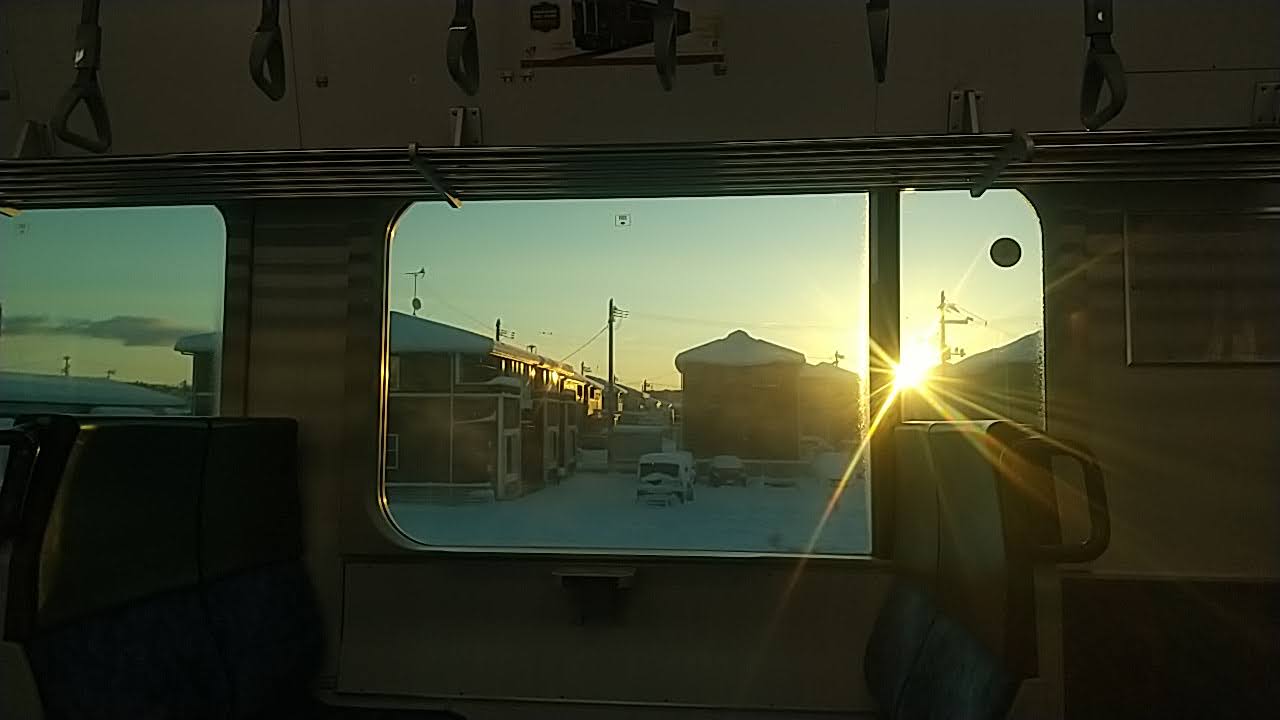 車窓から朝日が差し込む光景